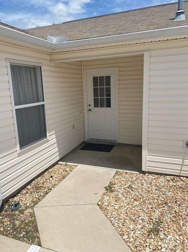 Building Photo - Beautiful Fully Furnished, Turnkey ANNUAL ...