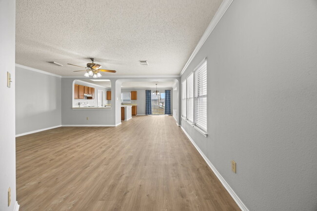 Building Photo - Beautiful 3 bed 2 bath single story, corne...
