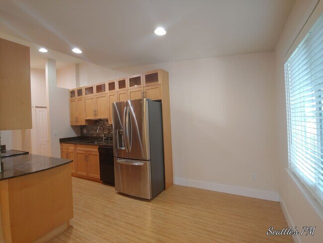 Building Photo - Beatiful Top Floor Condo-Close to Light Rail