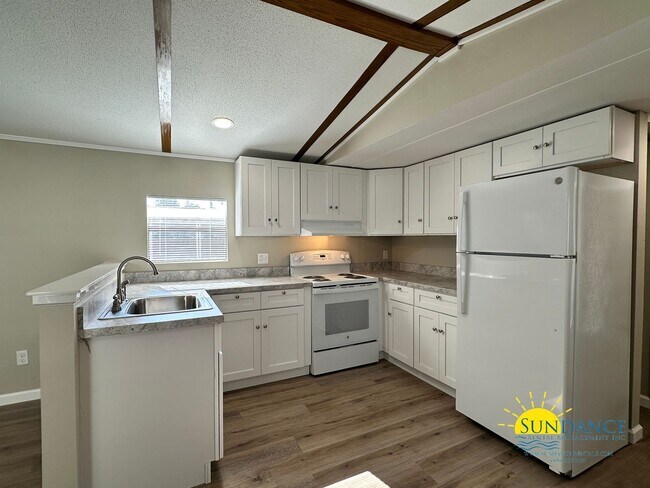 Building Photo - Centrally located 2 Bedroom Cottage in Fort Walton Beach!