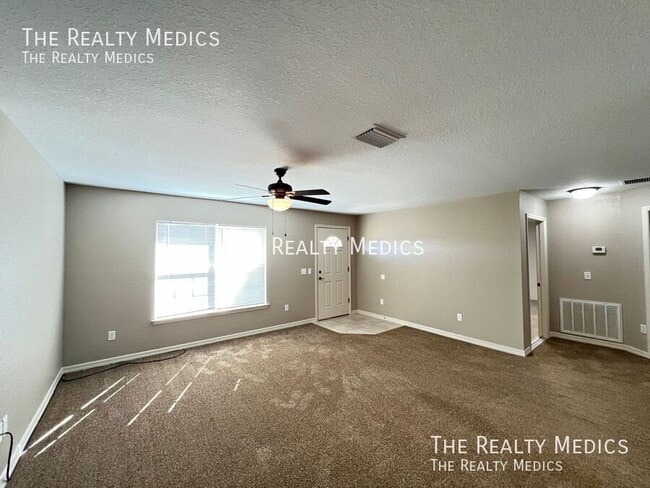 Foto del edificio - 53 Maple Dr