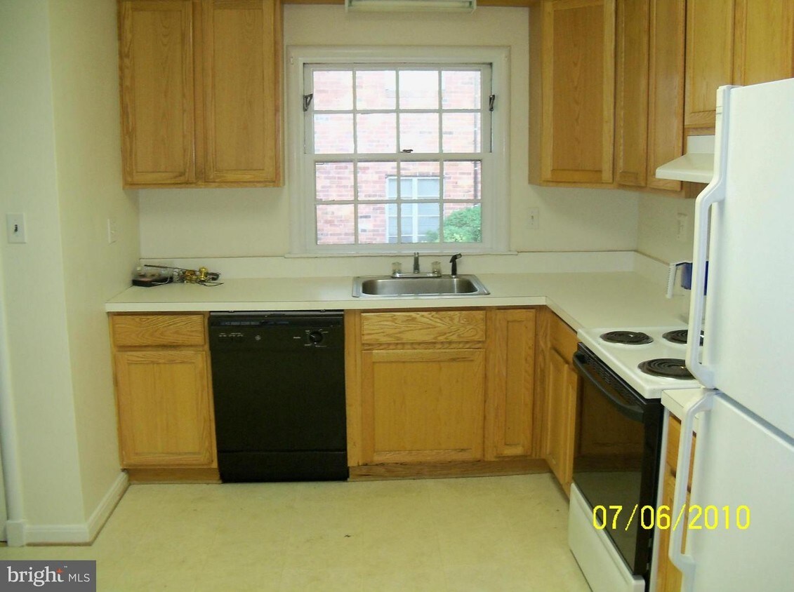 Primary Photo - 2392 N Quebec St