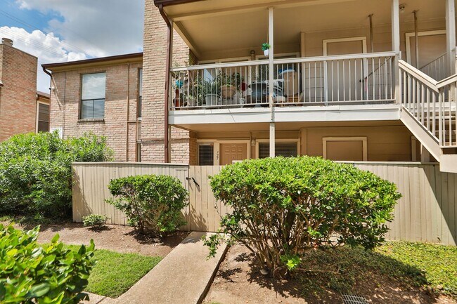 Building Photo - For Lease | 2 Bed, 2 Bath | 925 Sq Ft | La...