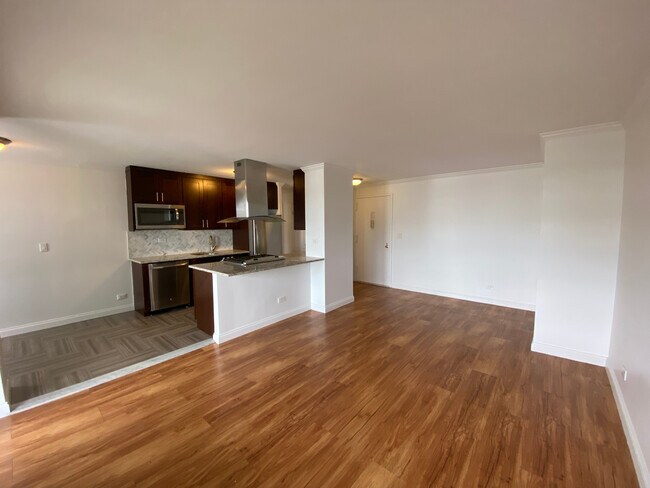 Building Photo - 747 10th Ave