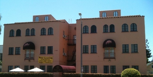 Building Photo - Traveler Manor