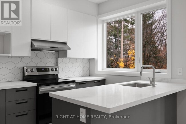 Photo du bâtiment - 63 Acacia Ave