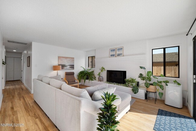 Foto del edificio - 1175 Akard Dr