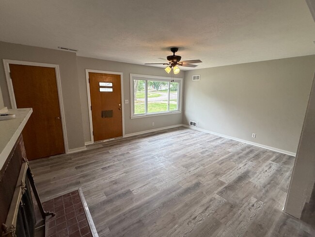 Building Photo - 802 Crestview Dr