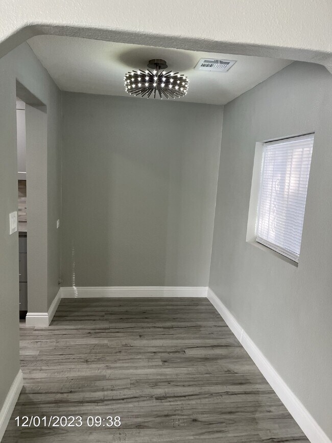 Building Photo - 1 BEDROOM CENTRALLY LOCATED IN THE UP AND ...