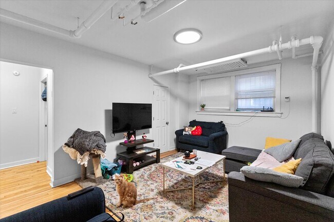 Foto del edificio - 652 W Oakdale Ave