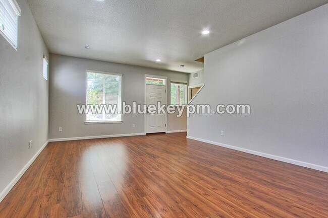 Foto del edificio - 3 Bed, 2.5 Bath Home in Battle Ground With Primary Suite on Main Floor