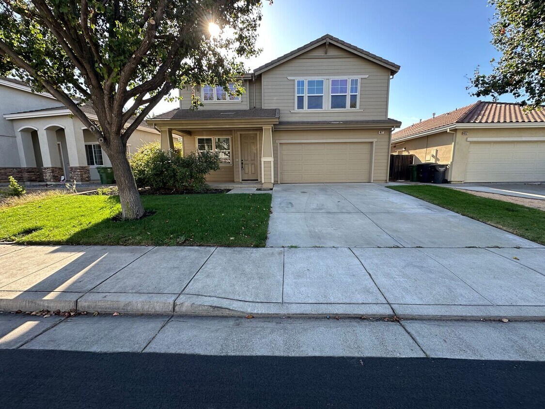 Foto principal - Beautiful 4 Bedroom, 2.5 Bath Tracy Home /...