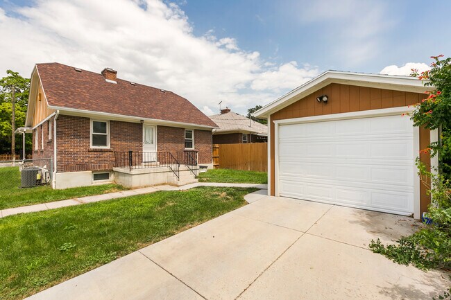 Back Yard and Garage - 1044 E Roosevelt Ave