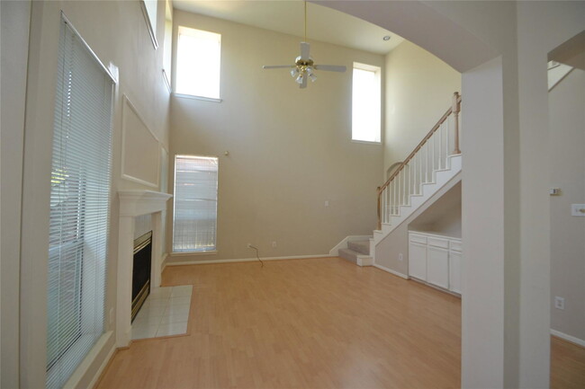 Foto del edificio - Amesbury Lane, Sugar Land, TX 77478 - 4 BR 2.5 BA single-family home