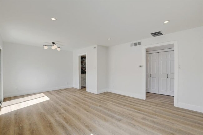 Building Photo - 1206 Hollow Creek Dr