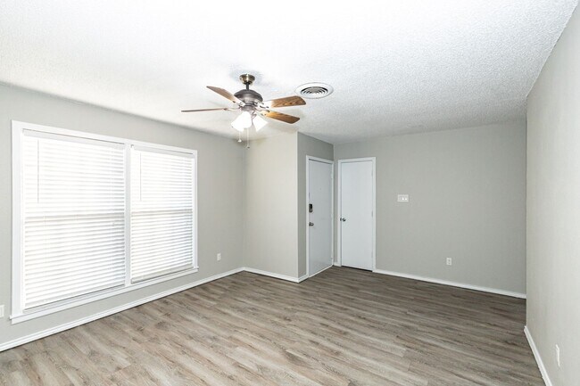 Building Photo - 3 Bedroom House Located Near Mahon Park!