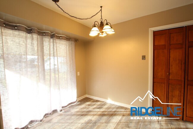 Foto del edificio - East-End Home with Large Garage for Lease!