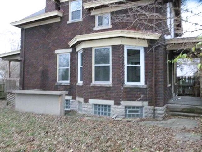 Building Photo - 635 Straight Street