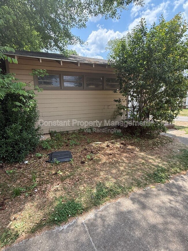 Foto del edificio - 614 W Poplar St