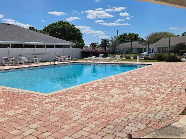 Foto del edificio - 1632 Tudor Ln