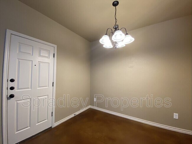 Building Photo - 621B Karey Dr