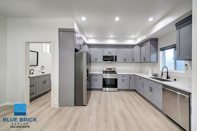 Building Photo - 5841 Vanalden Ave