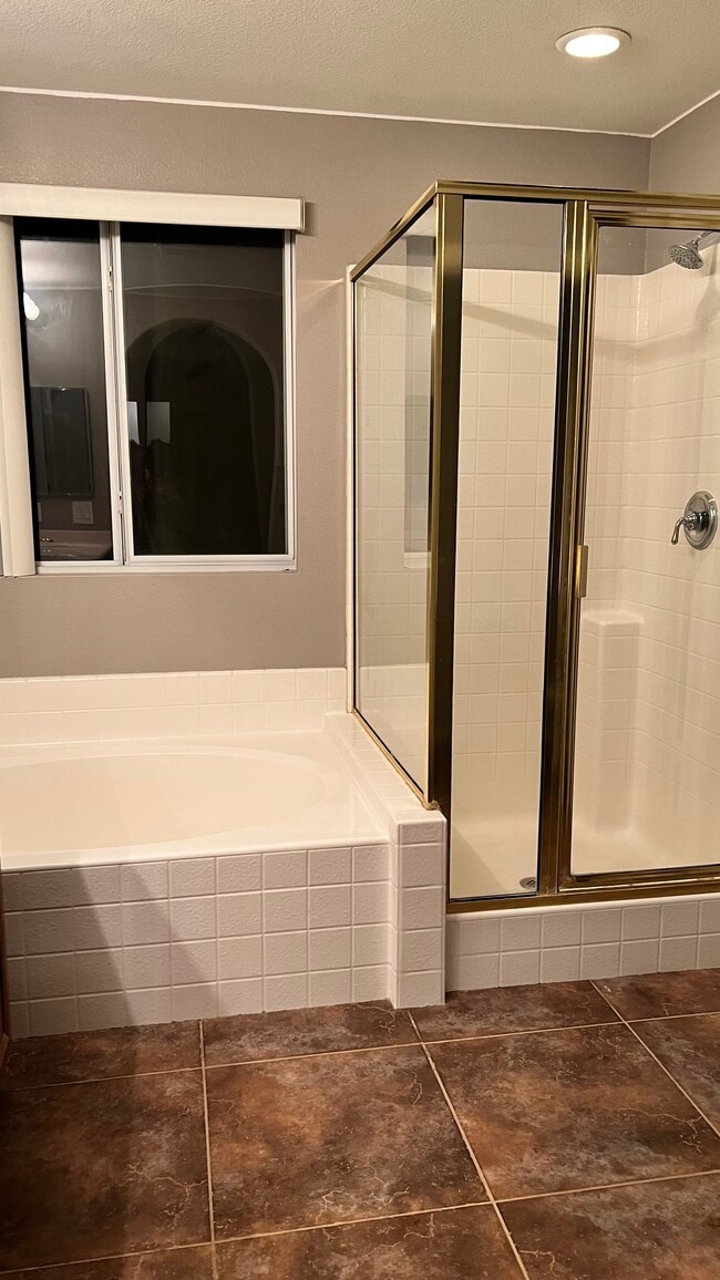 Masters Bath - 973 Trinity Pond Cir