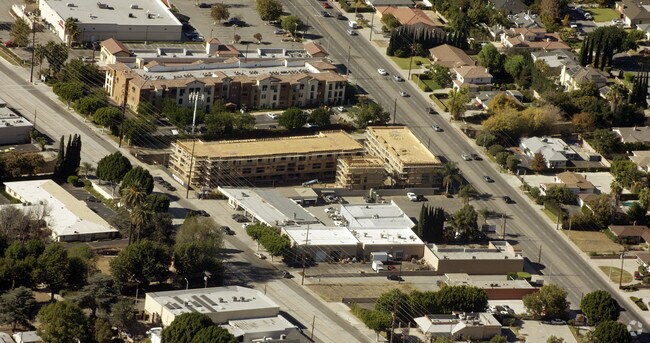 Foto aérea - 135-139 W Live Oak Ave