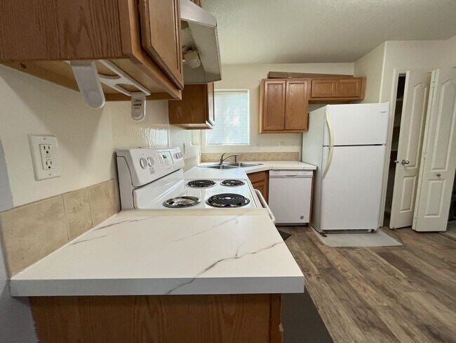 Foto del edificio - Bright 2-Bedroom Condo with Laminate Floor...
