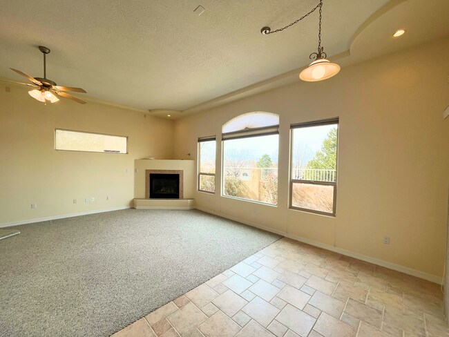 Foto del edificio - Large 3 Bedroom 2 Bathroom Home In The NE!