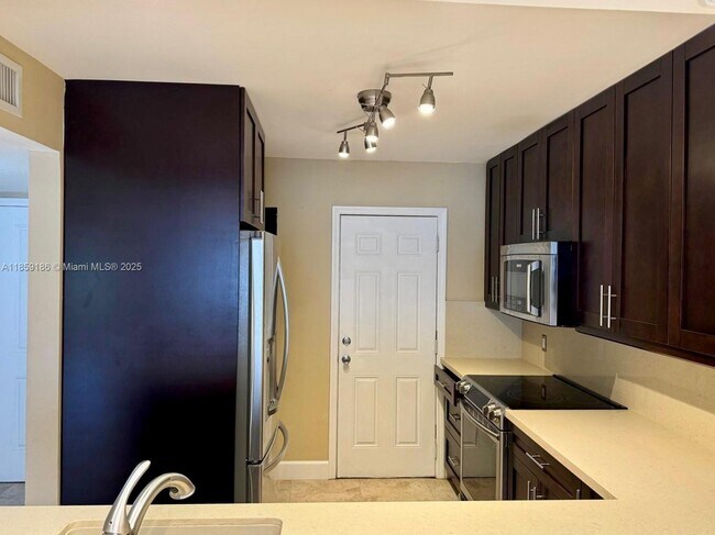 Foto del edificio - 1400 NE 191st St