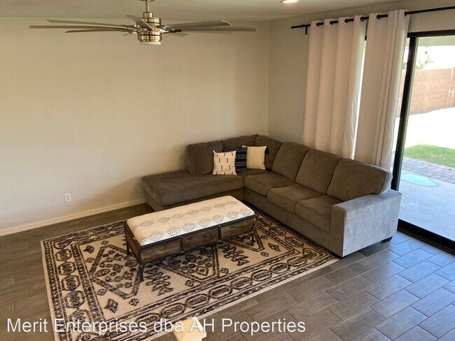 Foto del edificio - 3 br, 2.5 bath House - 10148 E TAMERY AVE