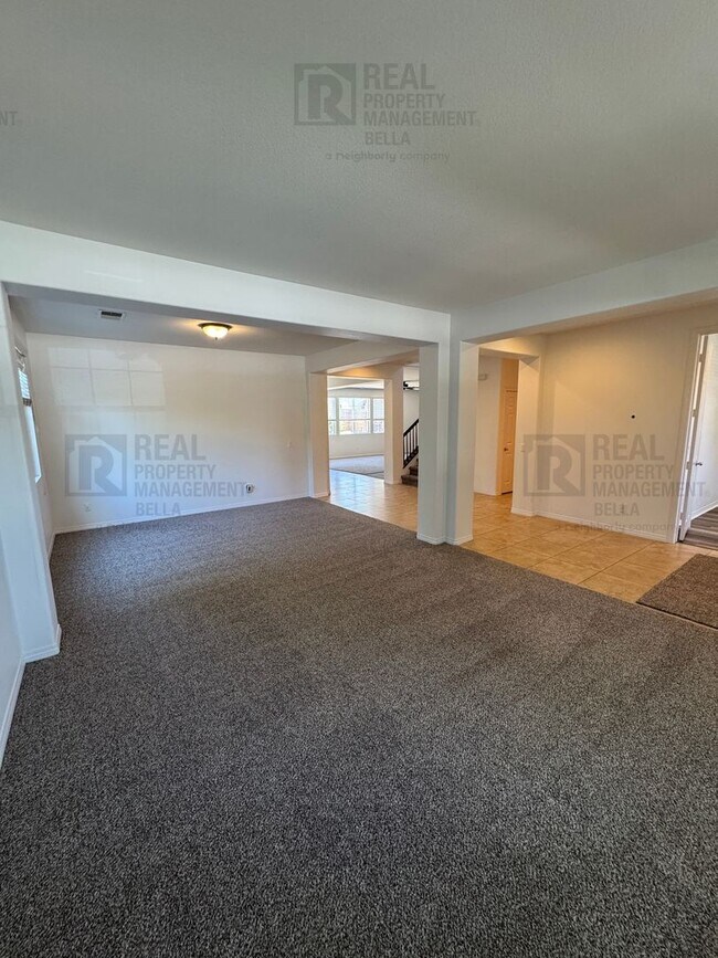 Building Photo - Huge Kitchen, Downstairs Bedroom, and More...
