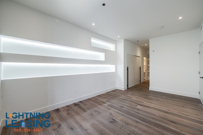 Building Photo - 8811 Burton Way