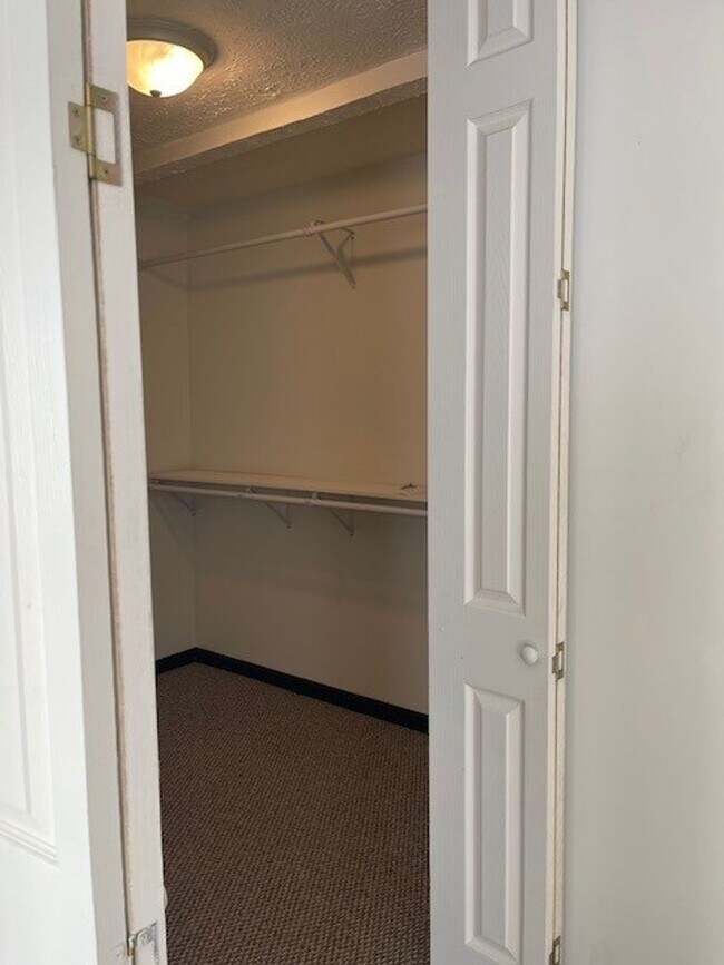 Building Photo - 6800-6 Willowbrook Blv