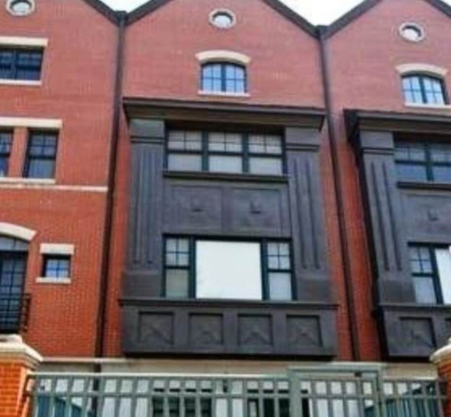 Foto principal - Spacious 3BR Townhome in Chicago