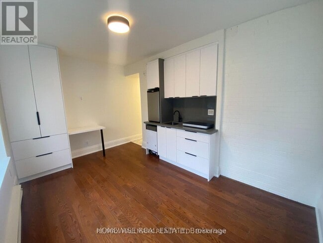 Building Photo - 5 High Park Blvd