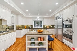 Building Photo - 721 N Linden Dr