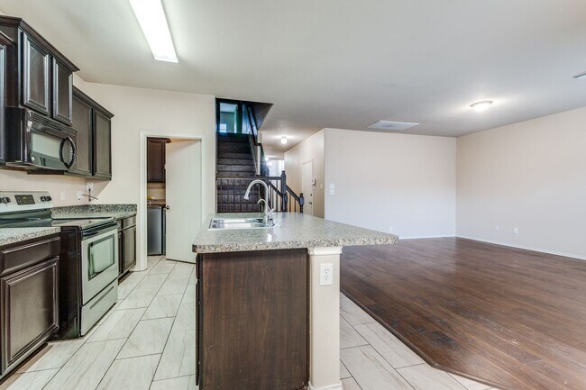 Building Photo - Three Bed, Two Bath Half Duplex near Mesquite Airport, Available Feb 10th.