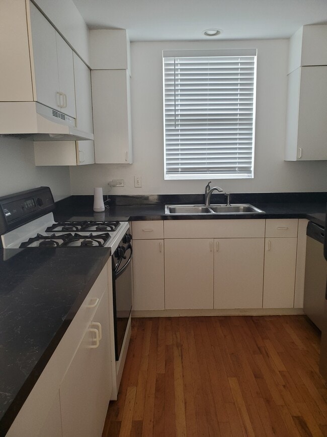 Kitche - 6127 S Woodlawn Ave