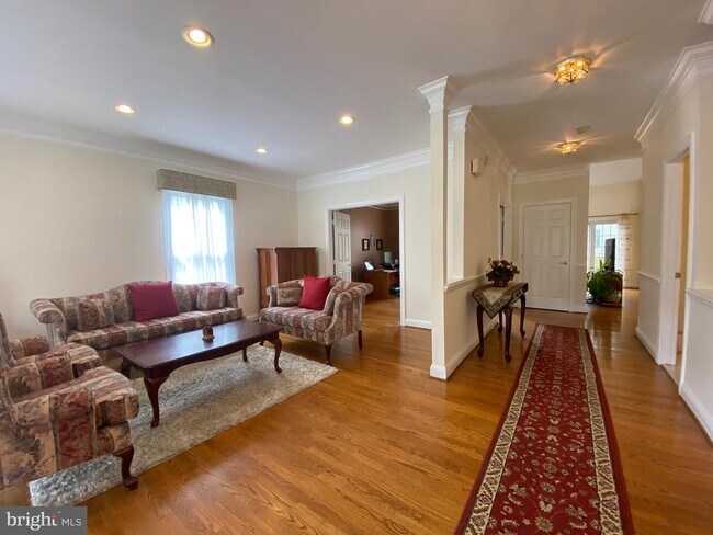 Foto del edificio - 10614 Maplecrest Ln
