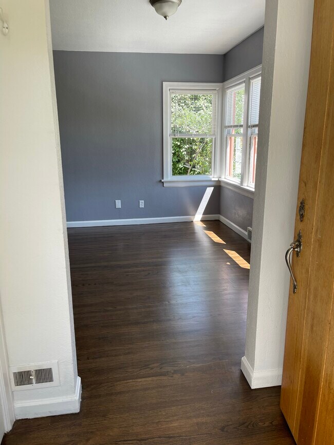 Entryway - 701 6th St N
