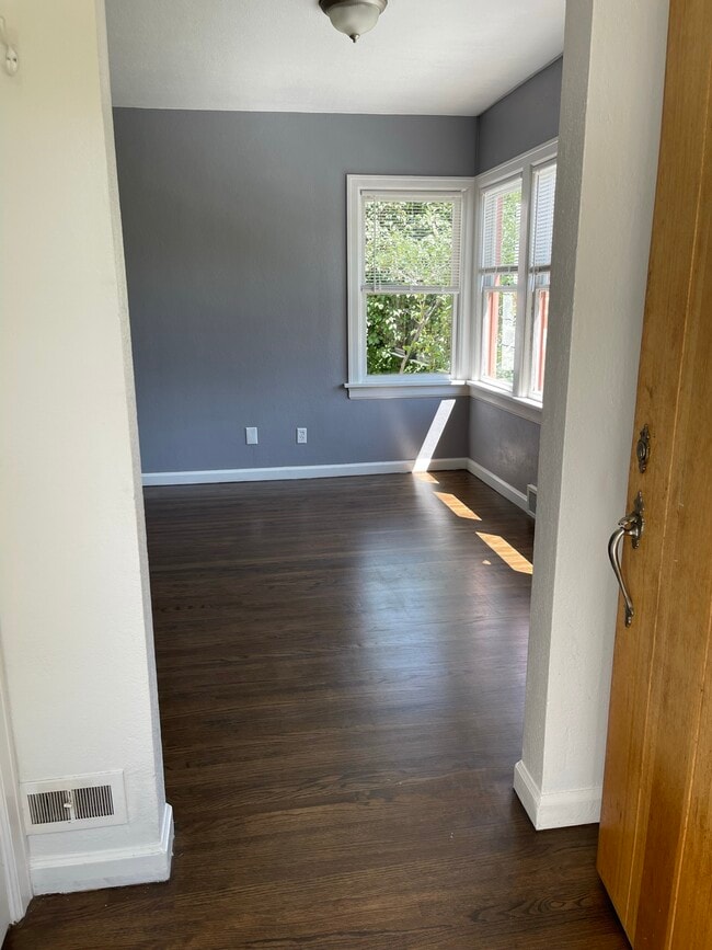 Entryway - 701 6th St N