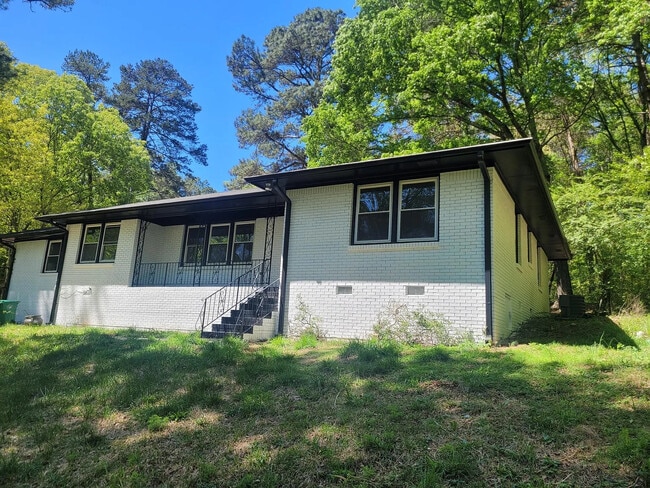 Building Photo - Room in House on Panthersville Rd
