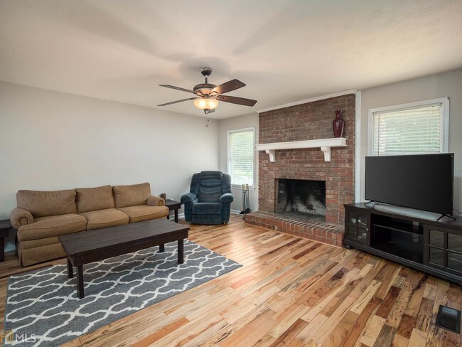 Building Photo - 584 Wesley Dr
