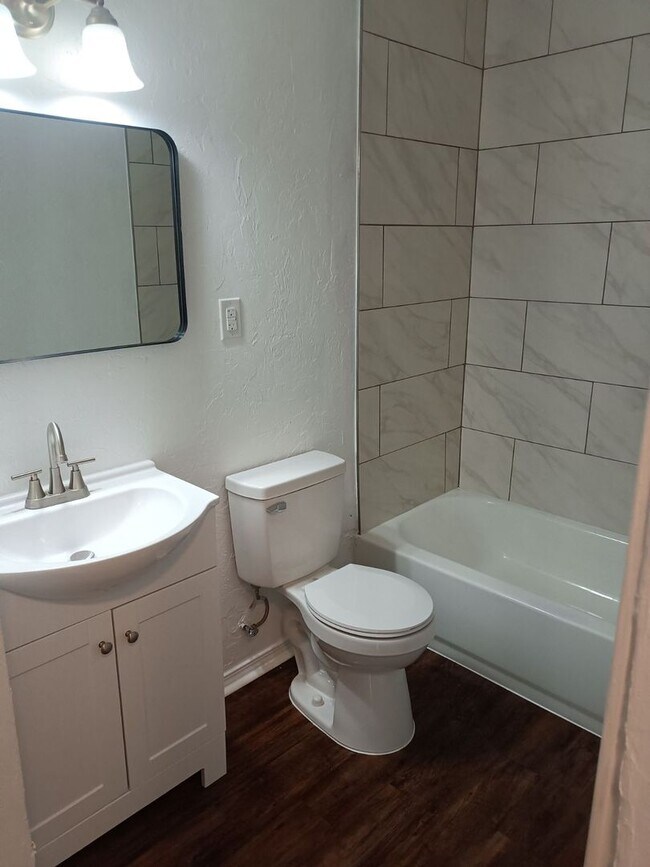 Foto del edificio - 6318 Anderson Dr