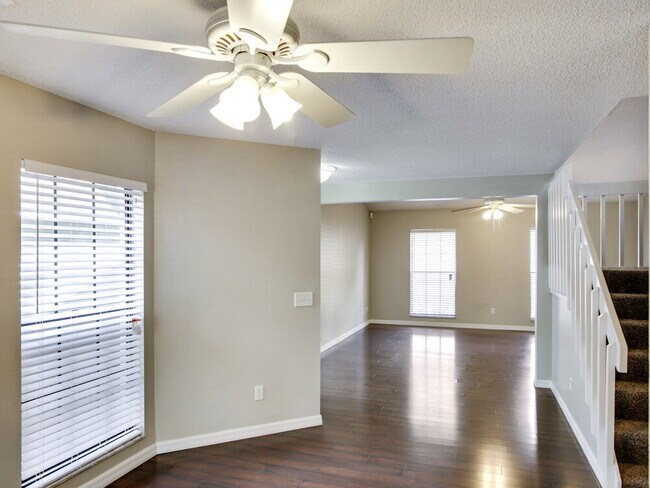 Foto del edificio - 1245 Crossfield Dr