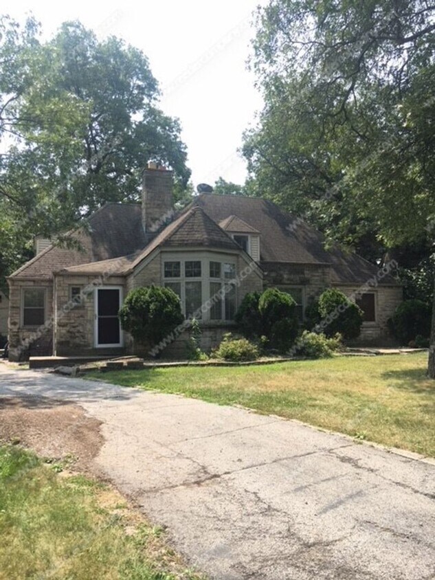 Primary Photo - 4 bedroom with tons of space, minutes from...