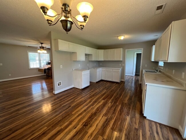 Foto del edificio - Available July! Just Minutes from USGC Base!