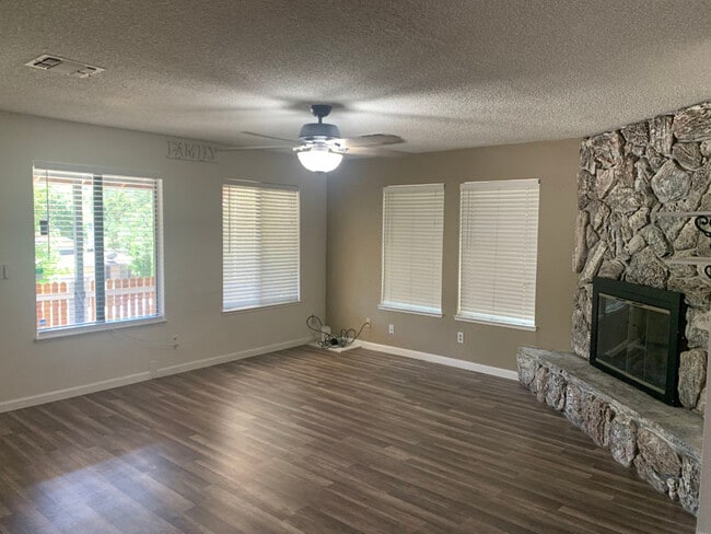 Building Photo - 2724 Woodridge Ct